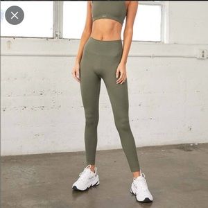 SET Active Olive SET of bra and leggings